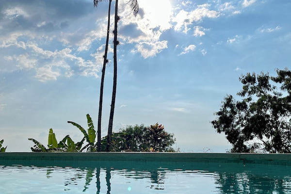 6 outdoor pools