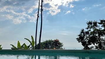 6 kolam renang terbuka