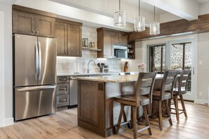 Fridge, microwave, oven, stovetop - Updated Penthouse Condo Near Vail & Beaver Creek | Two Stories, Spacious, Great for Families (Avon)