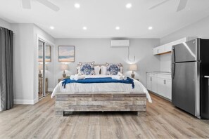 4 bedrooms, desk, travel cot, free WiFi - `Blue Lagoon` Waterfront, Heated Salt Pool (Palm Beach Gardens)
