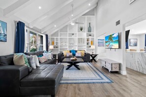 Smart TV - `Blue Lagoon` Waterfront, Heated Salt Pool (Palm Beach Gardens)