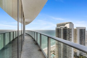 Property grounds - Corner Condo, High Floor, Ocean and City Views (Hollywood)