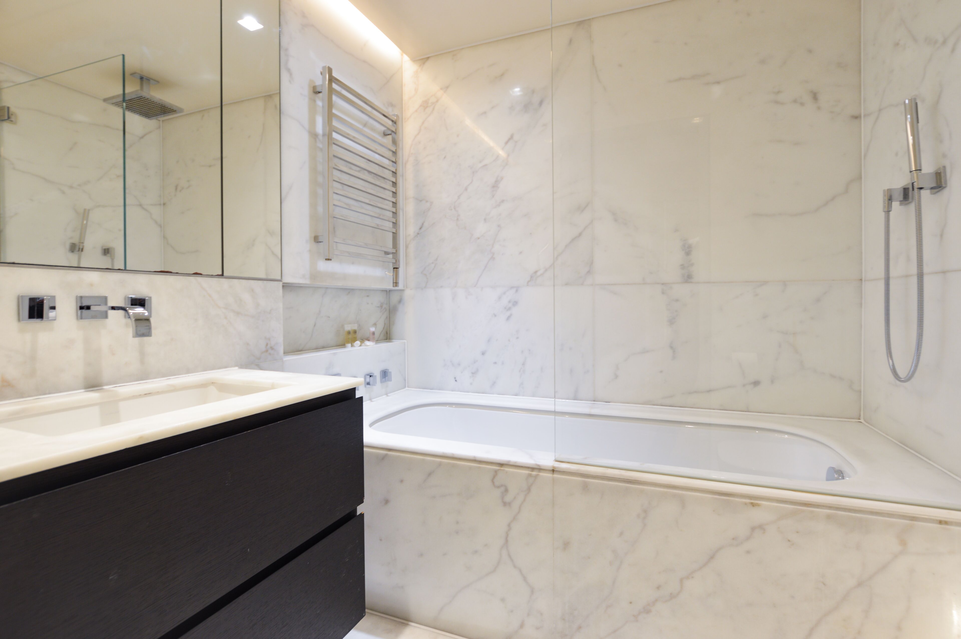 Soho Luxury 1 Bedroom Apartment | Kamar mandi | Shower, pengering rambut, lantai berpemanas, dan sabun