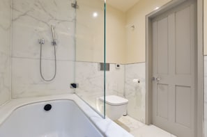 Soho Luxury 1 Bedroom Apartment | Kylpyhuone | Suihku, hiustenkuivaaja, lämmitetyt lattiat, saippua