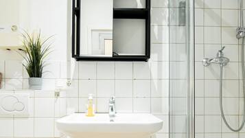 Dusche, Haartrockner, Handtücher