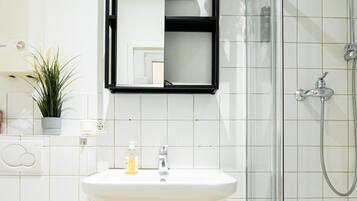 Dusche, Haartrockner, Handtücher