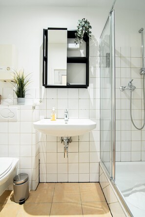 Shower, hair dryer, towels, shampoo - Hamburg - 3 Rooms for up to 11 guests (Hamburg)