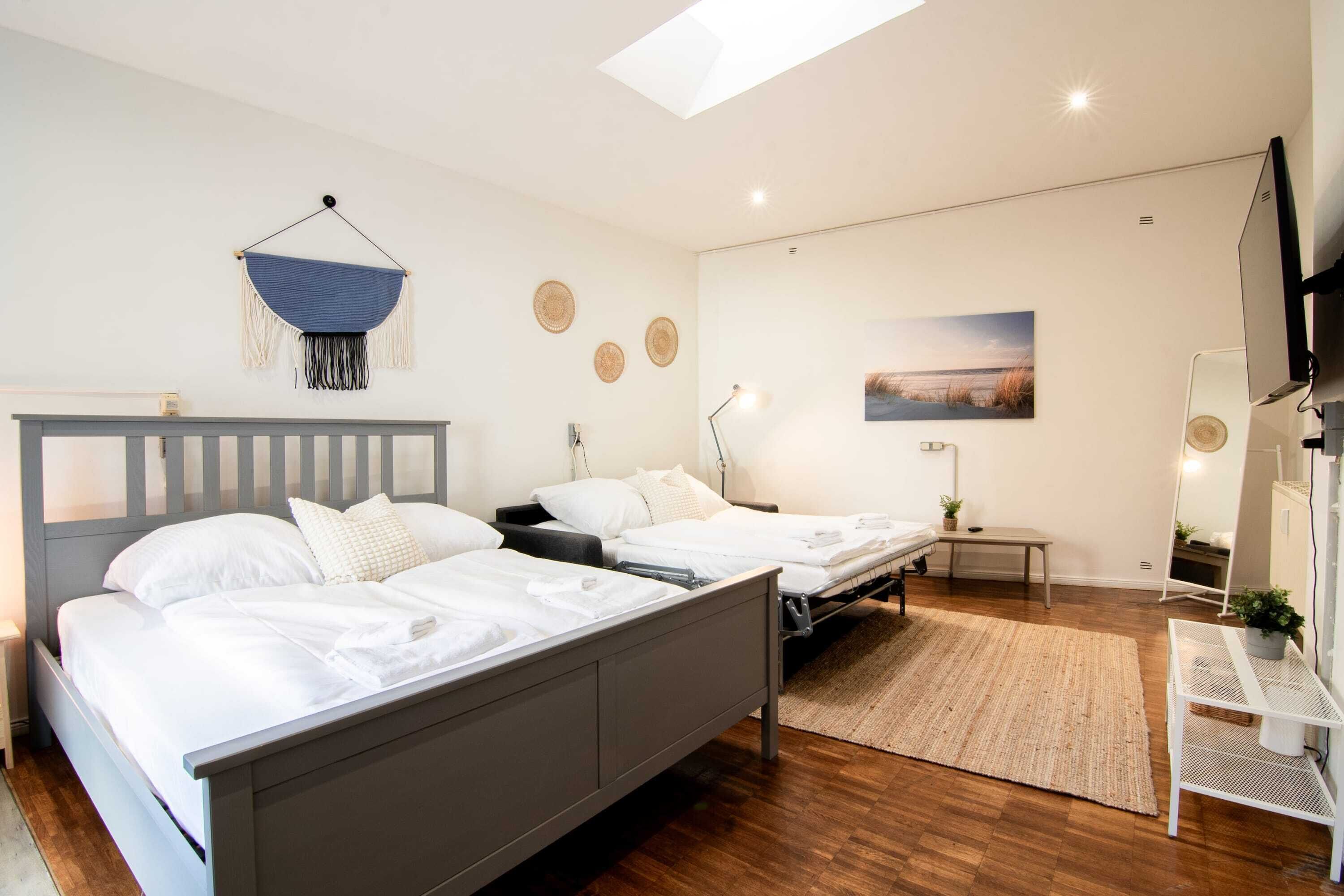 3 habitaciones, tabla de planchar con plancha, wifi y ropa de cama 