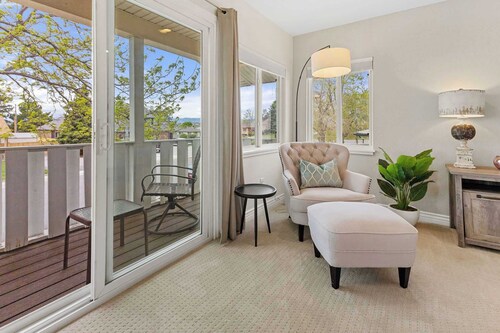 Spacious & Pet Friendly- Hot Tub & Mountain Views