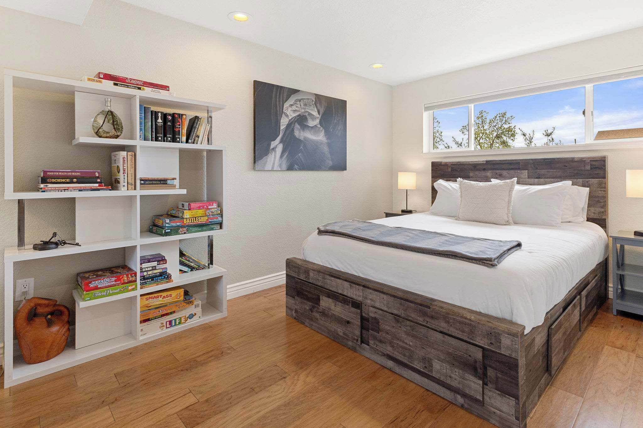 4 slaapkamers, een bureau, een strijkplank/strijkijzer, reisbedje