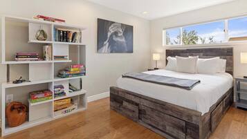 4 bedrooms, desk, iron/ironing board, WiFi