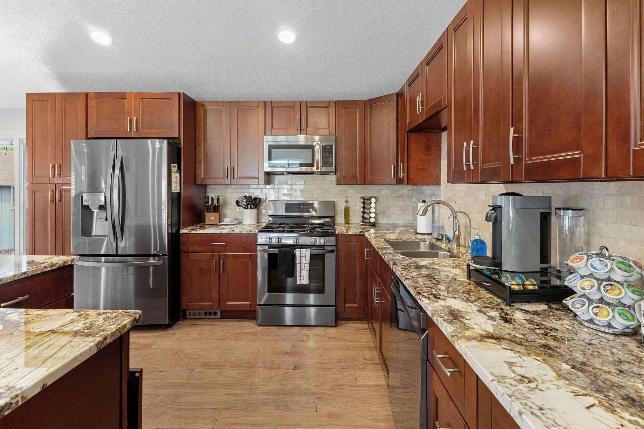 Refrigerador, microondas, horno y parrilla de estufa 