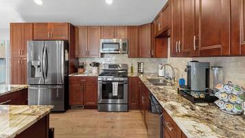 Geladeira, micro-ondas, fogão, cooktop