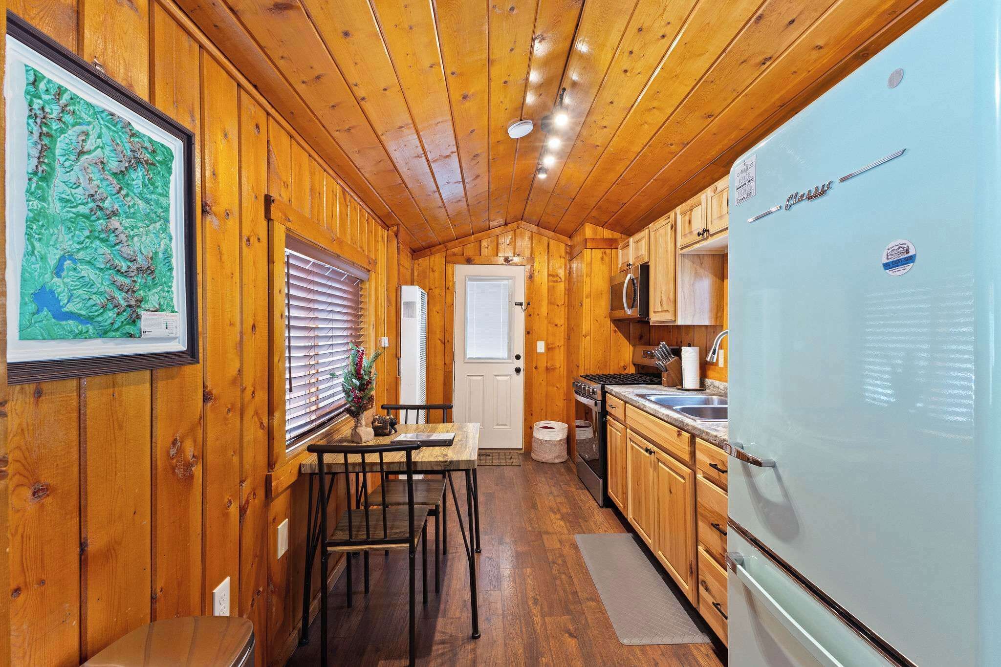 冷蔵庫、電子レンジ、オーブン、コンロ