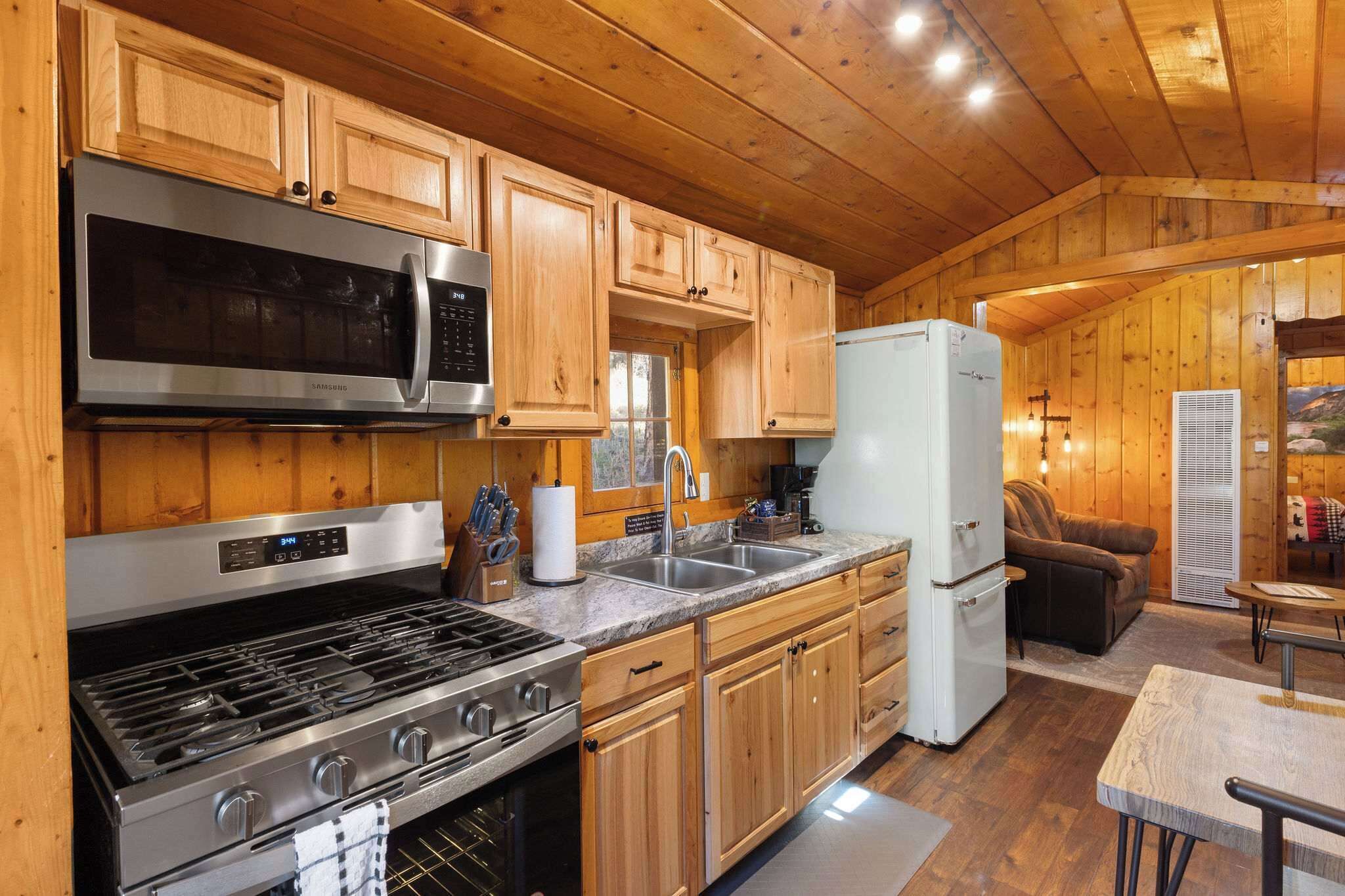 冷蔵庫、電子レンジ、オーブン、コンロ