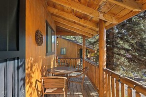Outdoor dining - Cabin 6- Private Hot Tub 5 Min to RMNP (Estes Park)