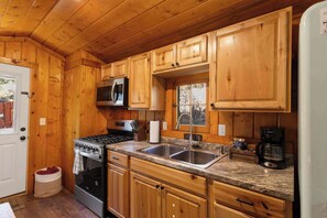 Fridge, microwave, oven, stovetop - Cabin 6- Private Hot Tub 5 Min to RMNP (Estes Park)