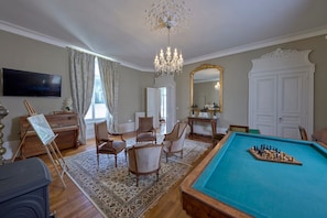 Games room - Room 2 Twin bedroom en suite (Jarzé Villages)