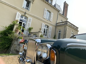 Property grounds - Room 2 Twin bedroom en suite (Jarzé Villages)