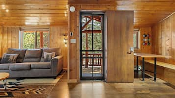 Een televisie, een open haard en een dvd-speler