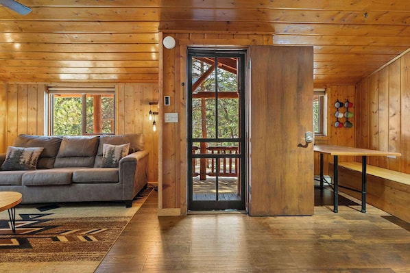 TV, fireplace, DVD player - Cabin 1- Hot Tub, Grill- Mins to RMNP! (Estes Park)