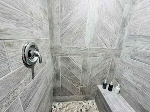 Shower, hair dryer, towels - Cabin 10- King Cabin, Mins to RMNP! (Estes Park)