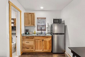 Refrigerador, microondas, cafetera y tetera y utensilios de cocina