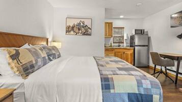 1 bedroom, desk, WiFi, bed sheets