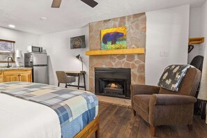 1 bedroom, desk, WiFi, bed sheets