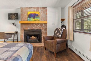 1 bedroom, desk, WiFi, bed sheets - Cabin 14 - King Bed, hotel-style unit (Estes Park)