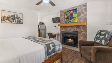 1 Schlafzimmer, Schreibtisch, Bettwäsche