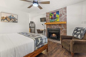 1 bedroom, desk, bed sheets - Cabin 17 - King Bed, New Kitchen & Bath (Estes Park)