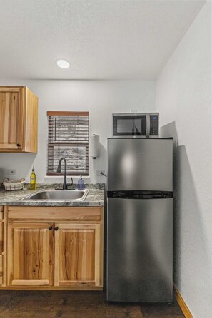 Refrigerador, microondas, cafetera/tetera, utensilios de cocina