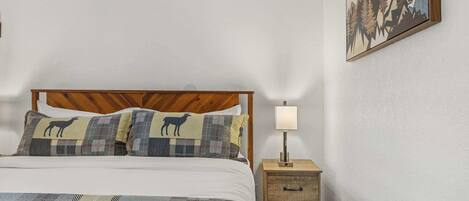 1 habitación, escritorio y ropa de cama