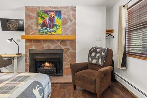 1 habitación, escritorio y ropa de cama 