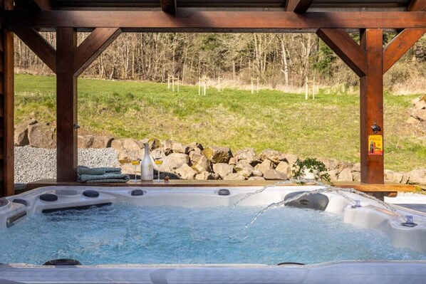 Outdoor spa tub