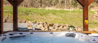 Nature Retreat Pool, hot tub, sauna, hiking caves