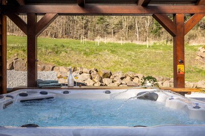 Nature Retreat Pool, hot tub, sauna, hiking caves