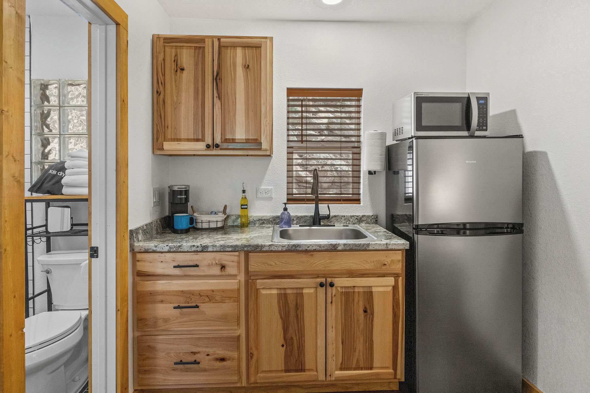 Kühlschrank, Mikrowelle, Wasserkocher mit Kaffee-/Teezubehör