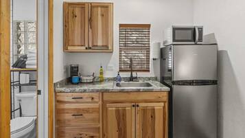 Kühlschrank, Mikrowelle, Wasserkocher mit Kaffee-/Teezubehör