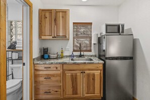 冷蔵庫、電子レンジ、コーヒー / ティーメーカー、調理器具と食器