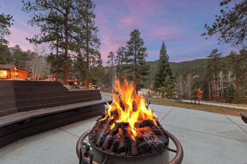 Cabin 18 - King Bed, Mountain views! Hotel Style!