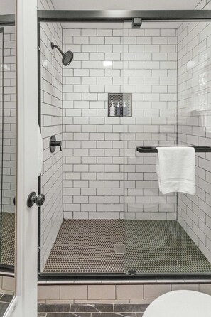 Ducha, secador de pelo y toallas