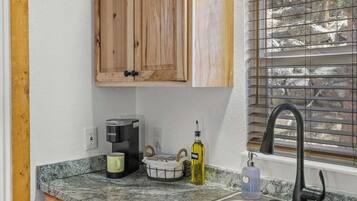 Kühlschrank, Mikrowelle, Wasserkocher mit Kaffee-/Teezubehör