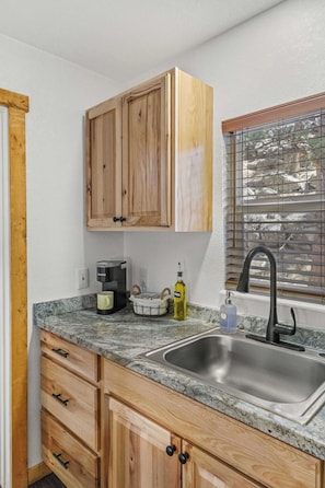 Fridge, microwave, coffee/tea maker, cookware/dishes/utensils - Cabin 19- King Studio! Gorgeous views! Hotel Style (Estes Park)