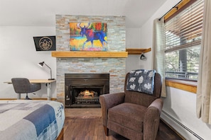 1 bedroom, desk, WiFi, bed sheets - Cabin 19- King Studio! Gorgeous views! Hotel Style (Estes Park)