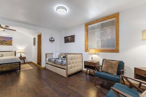 2 habitaciones, escritorio y tabla de planchar con plancha 