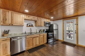 Fridge, microwave, oven, stovetop - Cabin 3- Cozy, updated cabin 5 min to RMNP (Estes Park)