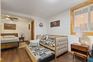 2 quartos, escrivaninha, ferros/tábuas de passar roupa, berço de viagem