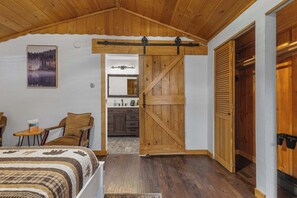 2 Schlafzimmer, Schreibtisch, Bügeleisen/Bügelbrett, Reisekinderbett